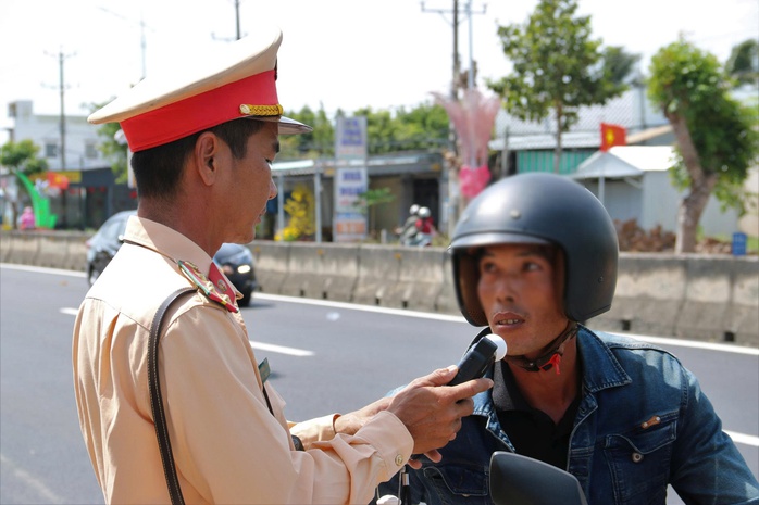 Bất ngờ với kết quả kiểm tra nồng độ cồn ở C&agrave; Mau ng&agrave;y M&ugrave;ng 1 Tết - Ảnh 4.