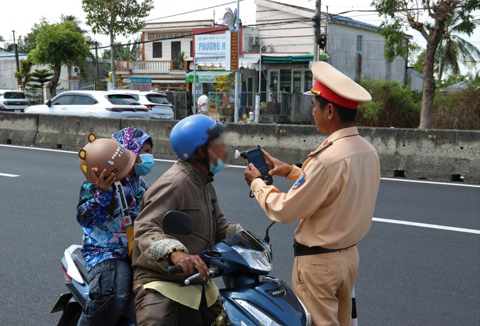 Bất ngờ với kết quả kiểm tra nồng độ cồn ở C&agrave; Mau ng&agrave;y M&ugrave;ng 1 Tết - Ảnh 5.