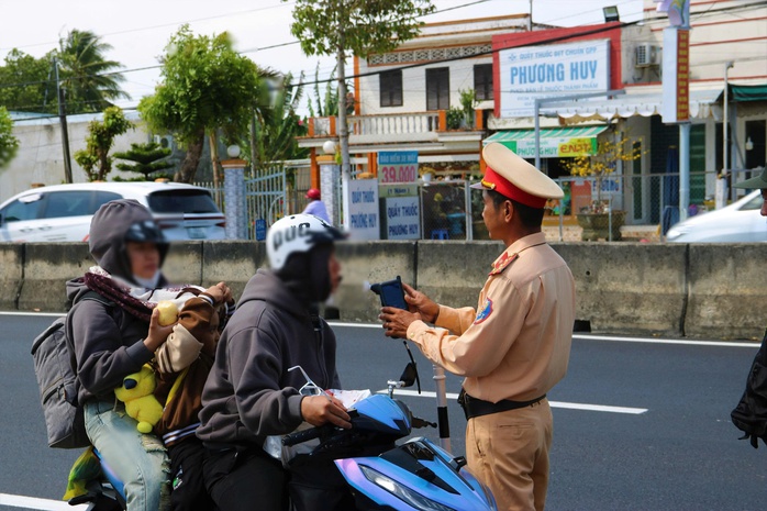 Bất ngờ với kết quả kiểm tra nồng độ cồn ở C&agrave; Mau ng&agrave;y M&ugrave;ng 1 Tết - Ảnh 6.