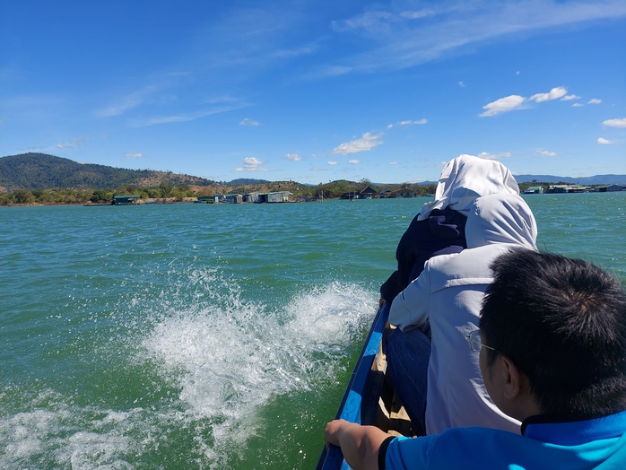 Đặc sản bánh tráng cá cơm sông Sê San: Hương vị độc đáo vùng biên viễn - Ảnh 3. Đặc sản bánh tráng cá cơm sông Sê San: Hương vị độc đáo vùng biên viễn - Ảnh 3.