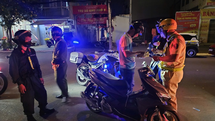 CSGT Nam Sài Gòn xuyên đêm xử lý tài xế vi phạm nồng độ cồn - Ảnh 2.