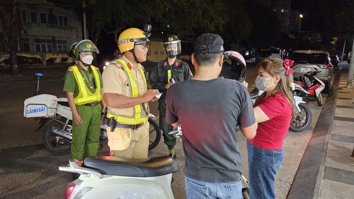 CSGT Nam Sài Gòn xuyên đêm xử lý tài xế vi phạm nồng độ cồn - Ảnh 1.