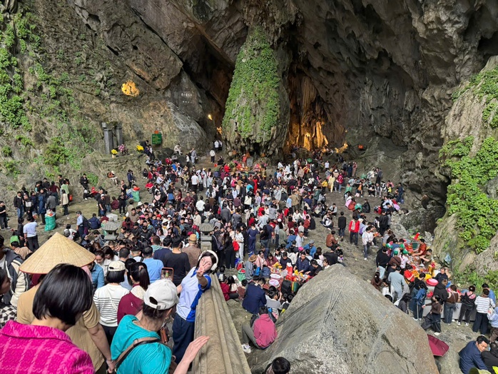 2 vạn kh&aacute;ch du xu&acirc;n, trẩy hội ch&ugrave;a Hương ng&agrave;y m&ugrave;ng 2 Tết - Ảnh 1.