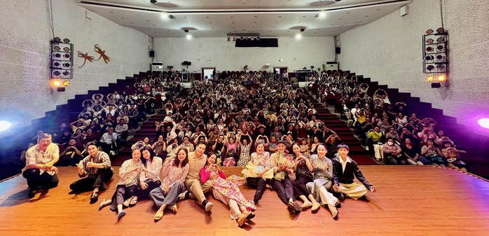 S&acirc;n khấu s&aacute;ng đ&egrave;n tối m&ugrave;ng 1 Tết: Khởi đầu m&ugrave;a xu&acirc;n bằng năng lượng s&aacute;ng tạo - Ảnh 7.