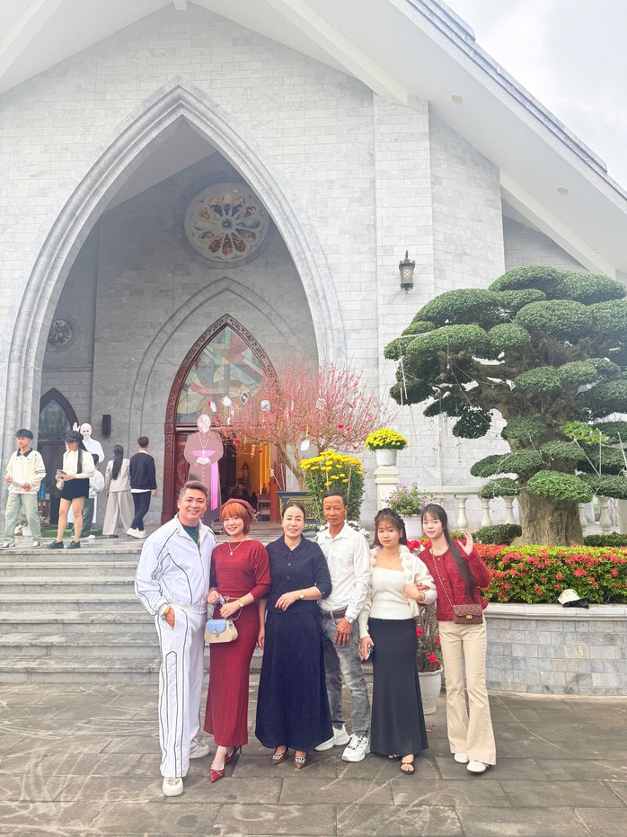 Hàng nghìn người đổ về Chùa Hoằng Phúc du xuân đầu năm 2026 - Ảnh 5. Hàng nghìn người đổ về Chùa Hoằng Phúc du xuân đầu năm 2026 - Ảnh 5.