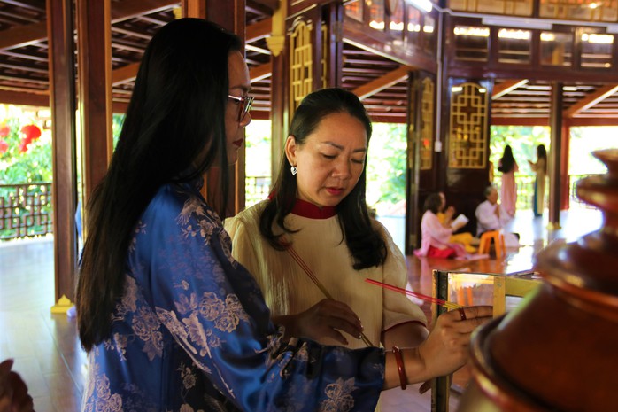 Người d&acirc;n C&agrave; Mau v&agrave; Đồng Th&aacute;p chen ch&acirc;n cầu b&igrave;nh an ng&agrave;y Tết 2026 - Ảnh 2.