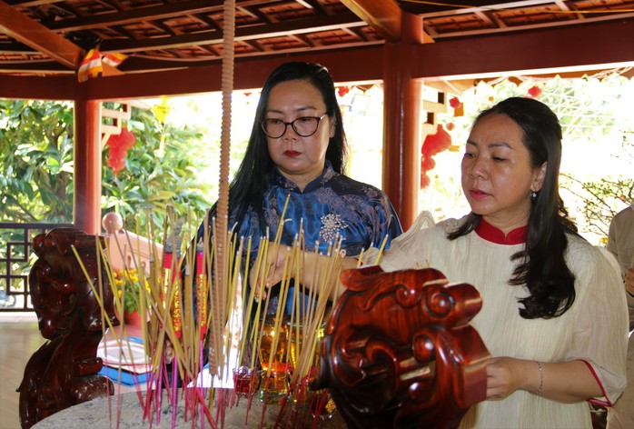 Người d&acirc;n C&agrave; Mau v&agrave; Đồng Th&aacute;p chen ch&acirc;n cầu b&igrave;nh an ng&agrave;y Tết 2026 - Ảnh 3.