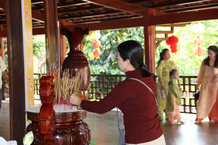 Người d&acirc;n C&agrave; Mau v&agrave; Đồng Th&aacute;p chen ch&acirc;n cầu b&igrave;nh an ng&agrave;y Tết 2026 - Ảnh 5.