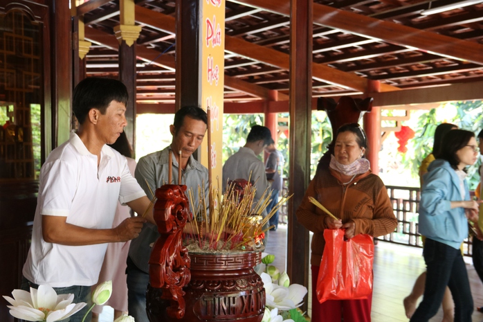 Người d&acirc;n C&agrave; Mau v&agrave; Đồng Th&aacute;p chen ch&acirc;n cầu b&igrave;nh an ng&agrave;y Tết 2026 - Ảnh 7.