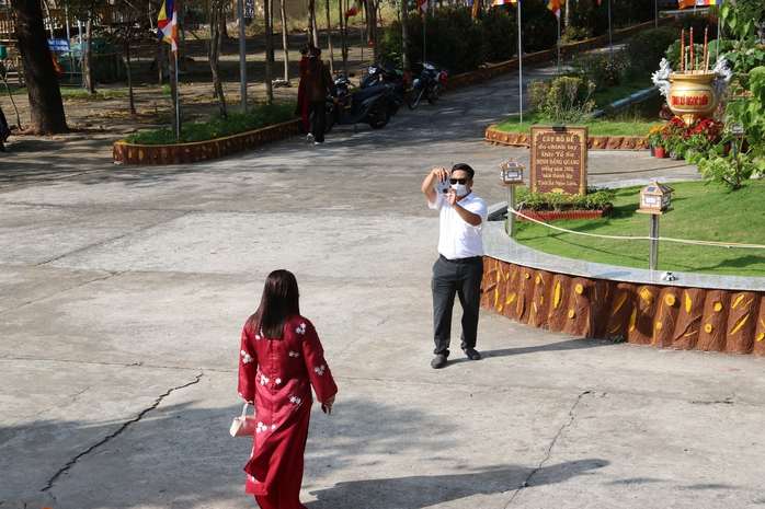 Người d&acirc;n C&agrave; Mau v&agrave; Đồng Th&aacute;p chen ch&acirc;n cầu b&igrave;nh an ng&agrave;y Tết 2026 - Ảnh 8.