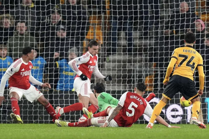 Thủng lưới ph&uacute;t b&ugrave; giờ, Arsenal đ&aacute;nh rơi chiến thắng tại Molineux - Ảnh 3.