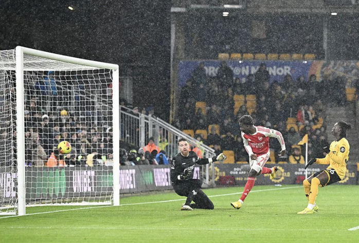 Thủng lưới ph&uacute;t b&ugrave; giờ, Arsenal đ&aacute;nh rơi chiến thắng tại Molineux - Ảnh 1.