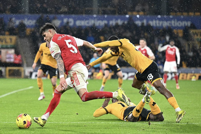 Thủng lưới ph&uacute;t b&ugrave; giờ, Arsenal đ&aacute;nh rơi chiến thắng tại Molineux - Ảnh 2.