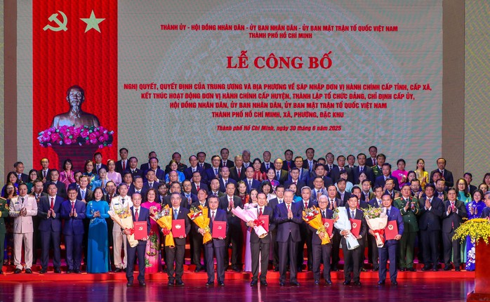 Nh&igrave;n lại cuộc hợp nhất TPHCM - Ảnh 1.