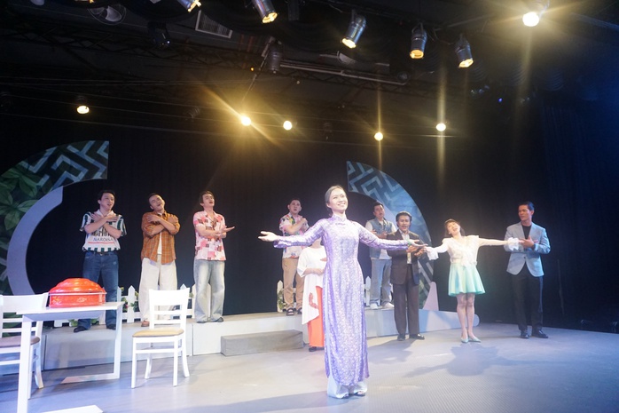 S&acirc;n khấu s&aacute;ng đ&egrave;n tối m&ugrave;ng 1 Tết: Khởi đầu m&ugrave;a xu&acirc;n bằng năng lượng s&aacute;ng tạo - Ảnh 5.