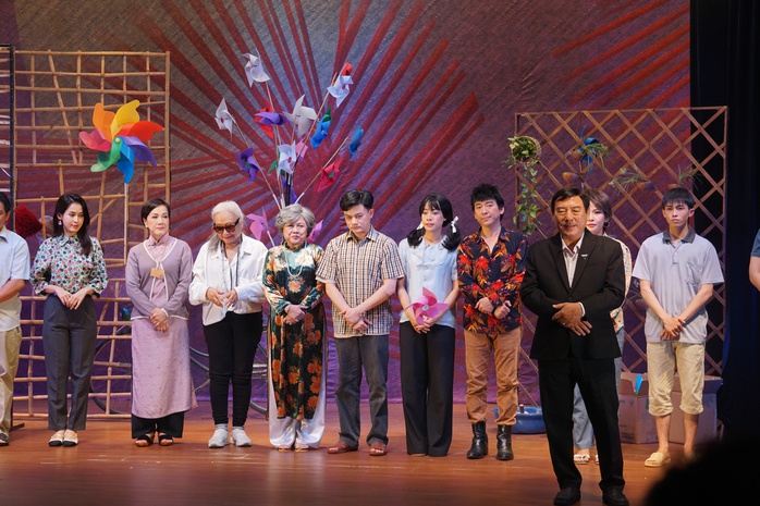 "29 anh về": Nước mắt đo&agrave;n vi&ecirc;n v&agrave; ph&uacute;t vỡ &ograve;a của NSƯT Phương Hồng Thủy - Ảnh 5.