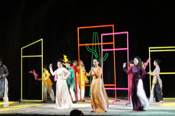 S&acirc;n khấu s&aacute;ng đ&egrave;n tối m&ugrave;ng 1 Tết: Khởi đầu m&ugrave;a xu&acirc;n bằng năng lượng s&aacute;ng tạo - Ảnh 2.