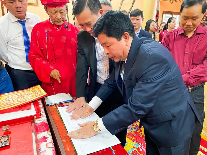 Đ&ocirc;ng đảo người d&acirc;n dự lễ khai ấn Đức Th&aacute;nh Trần đầu năm tại Quy Nhơn - Ảnh 4.