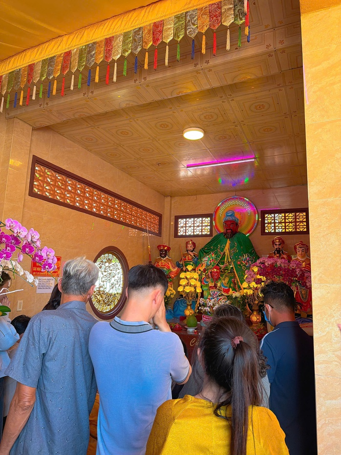 Người d&acirc;n C&agrave; Mau v&agrave; Đồng Th&aacute;p chen ch&acirc;n cầu b&igrave;nh an ng&agrave;y Tết 2026 - Ảnh 13.