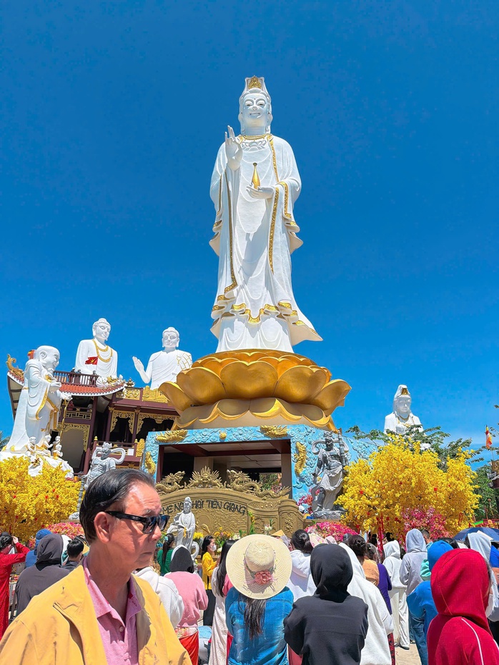 Người d&acirc;n C&agrave; Mau v&agrave; Đồng Th&aacute;p chen ch&acirc;n cầu b&igrave;nh an ng&agrave;y Tết 2026 - Ảnh 14.