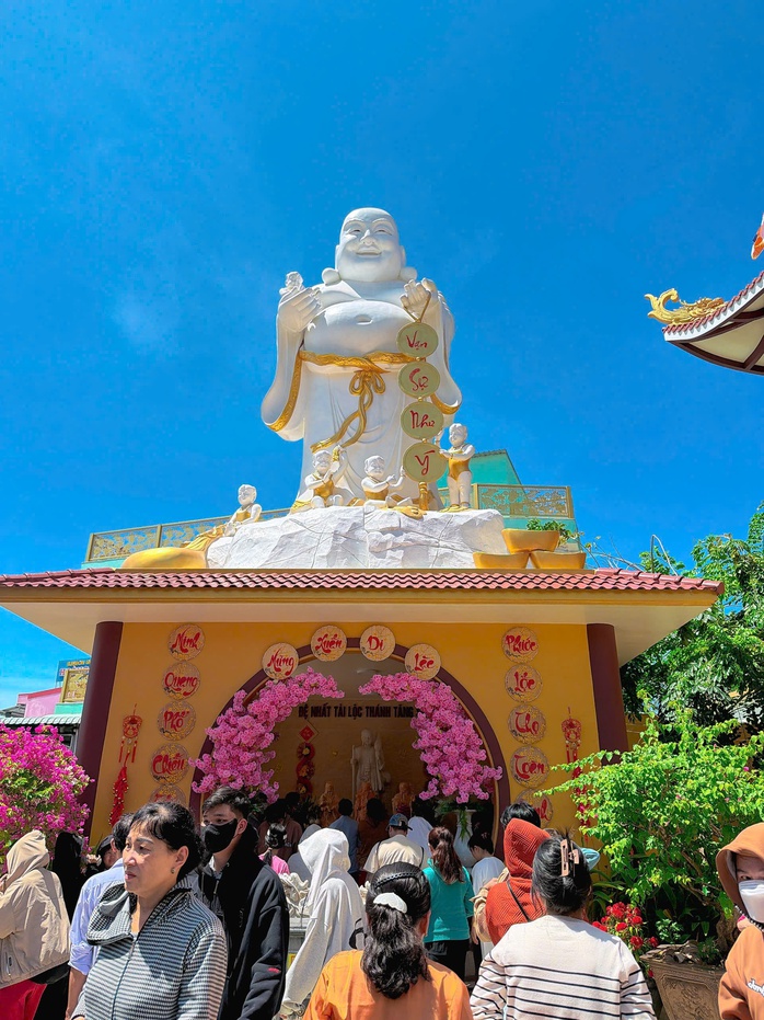 Người d&acirc;n C&agrave; Mau v&agrave; Đồng Th&aacute;p chen ch&acirc;n cầu b&igrave;nh an ng&agrave;y Tết 2026 - Ảnh 17.