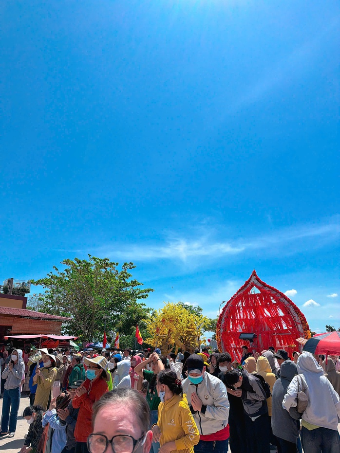 Người d&acirc;n C&agrave; Mau v&agrave; Đồng Th&aacute;p chen ch&acirc;n cầu b&igrave;nh an ng&agrave;y Tết 2026 - Ảnh 18.