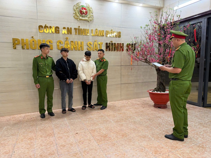 Bắt giữ 2 thanh ni&ecirc;n cướp giật tiệm v&agrave;ng tại L&acirc;m Đồng chỉ sau 16 giờ - Ảnh 1.