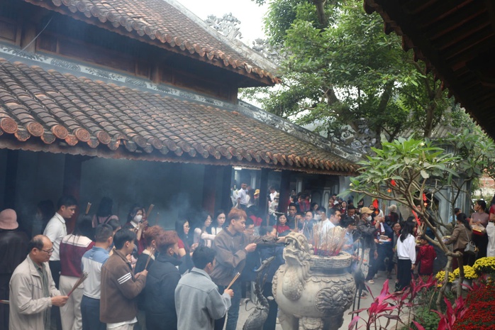 Hàng nghìn người đổ về Chùa Hoằng Phúc du xuân đầu năm 2026 - Ảnh 4. Hàng nghìn người đổ về Chùa Hoằng Phúc du xuân đầu năm 2026 - Ảnh 4.