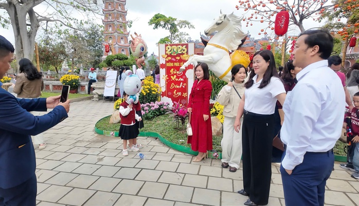 Hàng nghìn người đổ về Chùa Hoằng Phúc du xuân đầu năm 2026 - Ảnh 2. Hàng nghìn người đổ về Chùa Hoằng Phúc du xuân đầu năm 2026 - Ảnh 2.