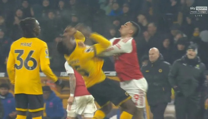 Cận cảnh m&agrave;n x&ocirc; x&aacute;t hỗn loạn khi Wolves h&ograve;a kịch t&iacute;nh Arsenal - Ảnh 1.