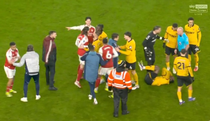 Cận cảnh m&agrave;n x&ocirc; x&aacute;t hỗn loạn khi Wolves h&ograve;a kịch t&iacute;nh Arsenal - Ảnh 2.