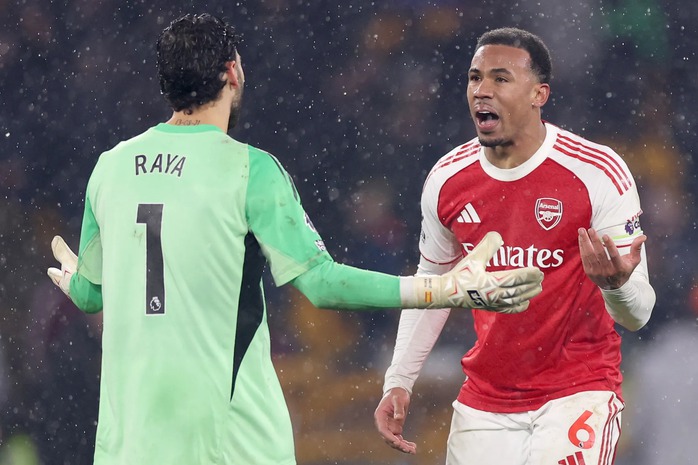 Cận cảnh m&agrave;n x&ocirc; x&aacute;t hỗn loạn khi Wolves h&ograve;a kịch t&iacute;nh Arsenal - Ảnh 4.