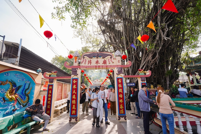 VIDEO: Mạch nước t&acirc;m linh tại TPHCM thu h&uacute;t người d&acirc;n đến xin nước cầu may những ng&agrave;y đầu năm - Ảnh 2.