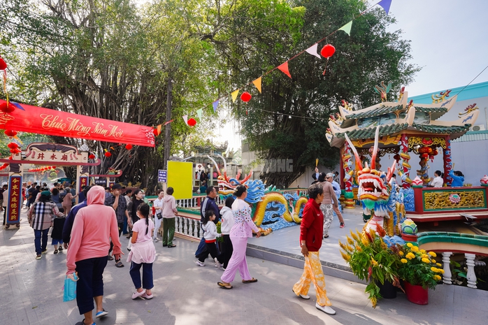 VIDEO: Mạch nước t&acirc;m linh tại TPHCM thu h&uacute;t người d&acirc;n đến xin nước cầu may những ng&agrave;y đầu năm - Ảnh 4.