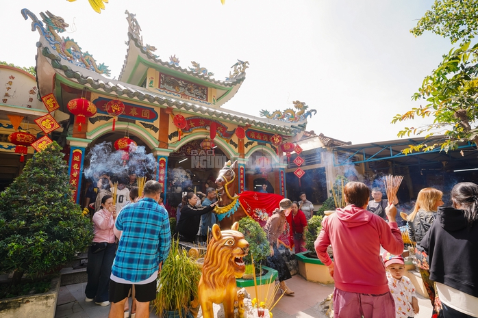 VIDEO: Mạch nước t&acirc;m linh tại TPHCM thu h&uacute;t người d&acirc;n đến xin nước cầu may những ng&agrave;y đầu năm - Ảnh 5.