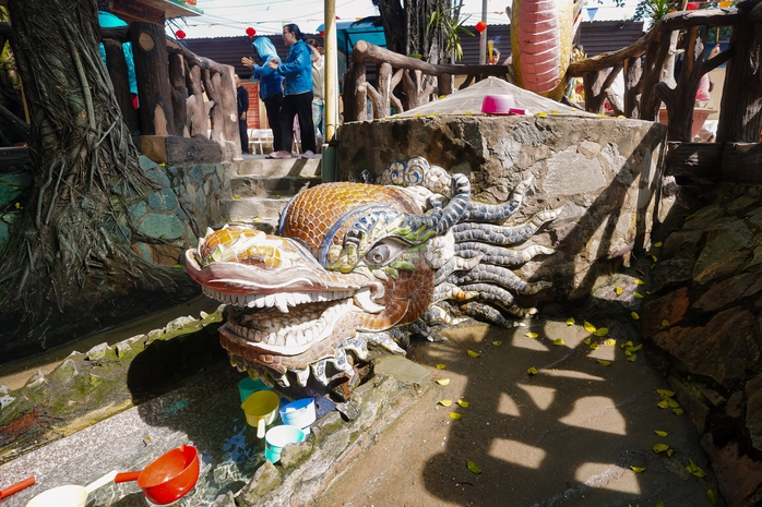 VIDEO: Mạch nước t&acirc;m linh tại TPHCM thu h&uacute;t người d&acirc;n đến xin nước cầu may những ng&agrave;y đầu năm - Ảnh 7.