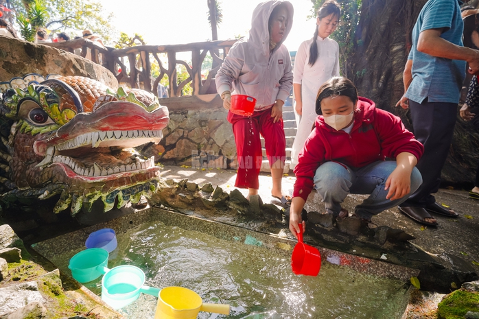 VIDEO: Mạch nước t&acirc;m linh tại TPHCM thu h&uacute;t người d&acirc;n đến xin nước cầu may những ng&agrave;y đầu năm - Ảnh 8.