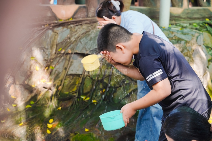 VIDEO: Mạch nước t&acirc;m linh tại TPHCM thu h&uacute;t người d&acirc;n đến xin nước cầu may những ng&agrave;y đầu năm - Ảnh 9.