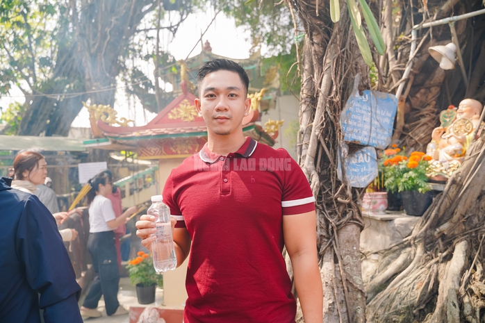 VIDEO: Mạch nước t&acirc;m linh tại TPHCM thu h&uacute;t người d&acirc;n đến xin nước cầu may những ng&agrave;y đầu năm - Ảnh 10.