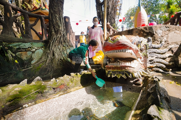 VIDEO: Mạch nước t&acirc;m linh tại TPHCM thu h&uacute;t người d&acirc;n đến xin nước cầu may những ng&agrave;y đầu năm - Ảnh 11.