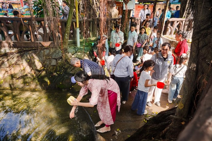 VIDEO: Mạch nước t&acirc;m linh tại TPHCM thu h&uacute;t người d&acirc;n đến xin nước cầu may những ng&agrave;y đầu năm - Ảnh 12.