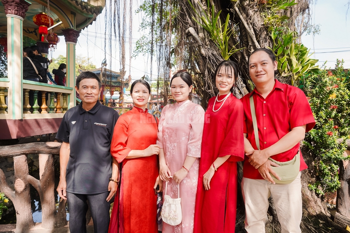 VIDEO: Mạch nước t&acirc;m linh tại TPHCM thu h&uacute;t người d&acirc;n đến xin nước cầu may những ng&agrave;y đầu năm - Ảnh 13.