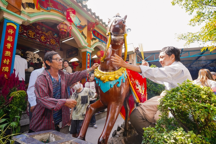 VIDEO: Mạch nước t&acirc;m linh tại TPHCM thu h&uacute;t người d&acirc;n đến xin nước cầu may những ng&agrave;y đầu năm - Ảnh 14.