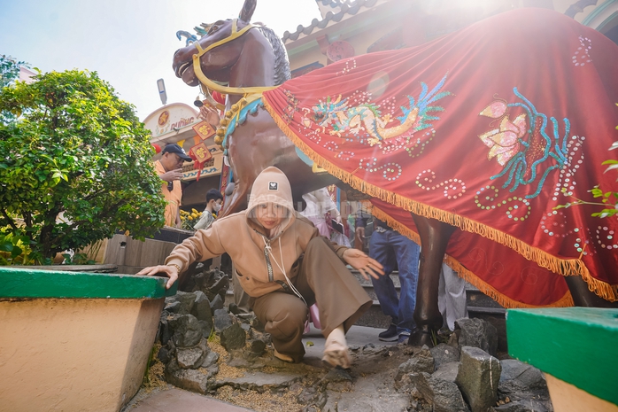 VIDEO: Mạch nước t&acirc;m linh tại TPHCM thu h&uacute;t người d&acirc;n đến xin nước cầu may những ng&agrave;y đầu năm - Ảnh 15.