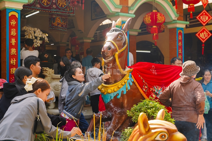 VIDEO: Mạch nước t&acirc;m linh tại TPHCM thu h&uacute;t người d&acirc;n đến xin nước cầu may những ng&agrave;y đầu năm - Ảnh 16.