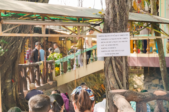 VIDEO: Mạch nước t&acirc;m linh tại TPHCM thu h&uacute;t người d&acirc;n đến xin nước cầu may những ng&agrave;y đầu năm - Ảnh 17.