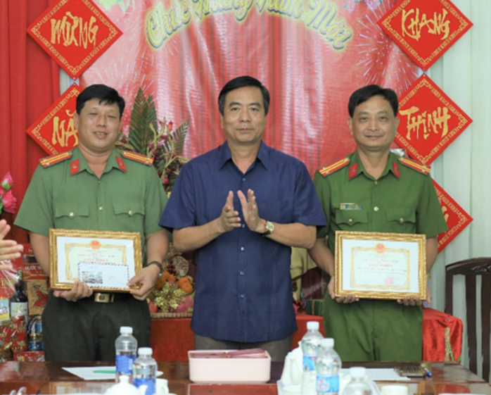 C&ocirc;ng an Cần Thơ khen thưởng lực lượng bắt nhanh cướp giật g&acirc;y chết người - Ảnh 3.