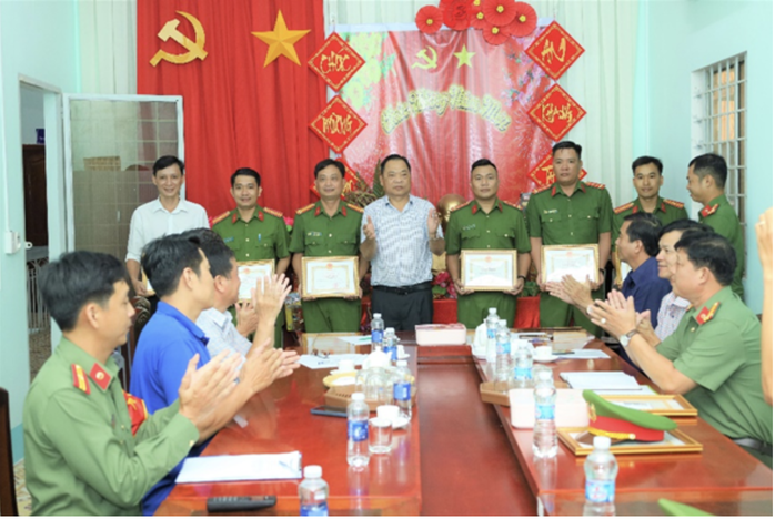 C&ocirc;ng an Cần Thơ khen thưởng lực lượng bắt nhanh cướp giật g&acirc;y chết người - Ảnh 4.