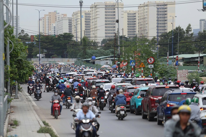 Nét đẹp văn hóa nhường đường trong giao thông Tết 2026 - Ảnh 1. Nét đẹp văn hóa nhường đường trong giao thông Tết 2026 - Ảnh 1.
