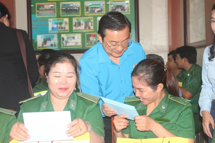 Động vi&ecirc;n lao động đặc th&ugrave; l&agrave;m việc trong những ng&agrave;y Tết B&iacute;nh Ngọ - Ảnh 3.